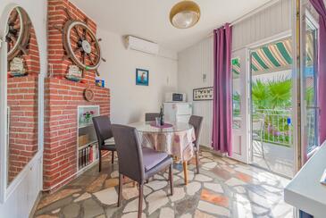 Bušinci, Comedor in the apartment, air condition available, (pet friendly) y WiFi.