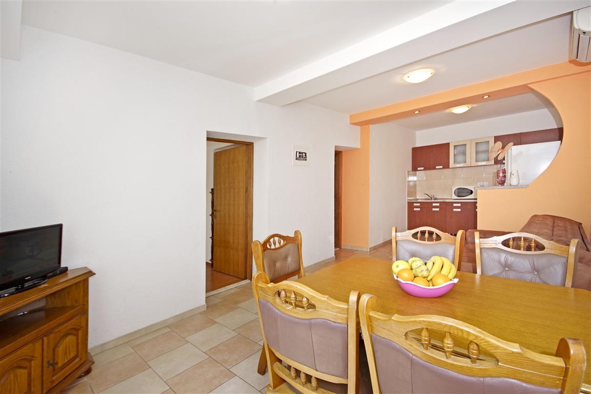 One bedroom apartment near beach Dugi Rat, Omiš (A-7575-a) One bedroom apartment near beach Dugi Rat, Omiš (A-7575-a)