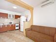 Dugi Rat, Dining room in the apartment, air condition available, (pet friendly) and WiFi.