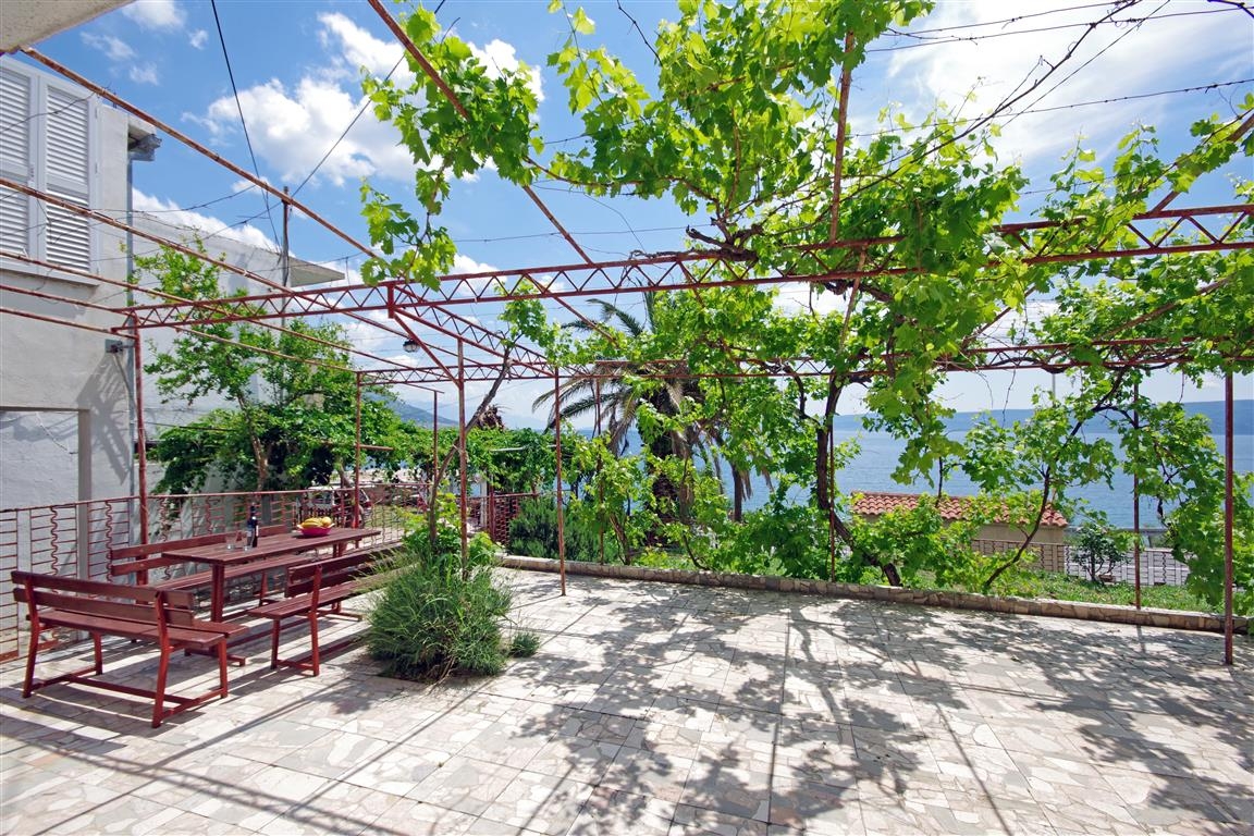 One bedroom apartment near beach Dugi Rat, Omiš (A-7575-a)