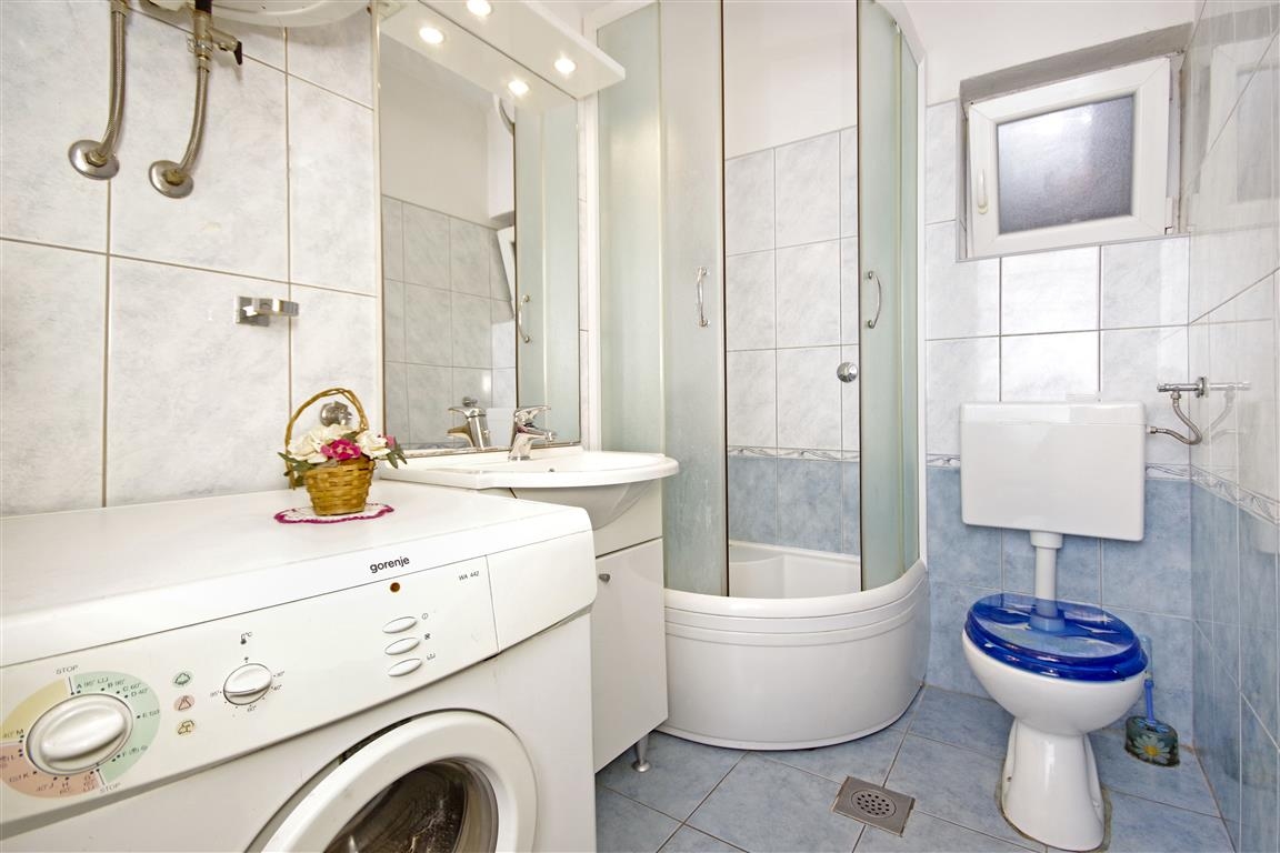 Two bedroom apartment near beach Dugi Rat, Omiš  A-c