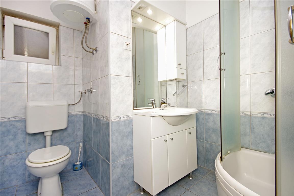 Two bedroom apartment near beach Dugi Rat, Omiš  A-c
