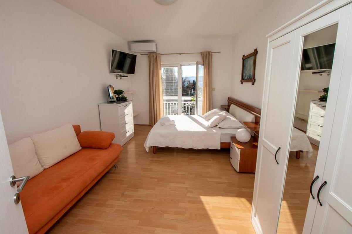 Three bedroom apartment with balcony and sea view Duće, Omiš  A-a
