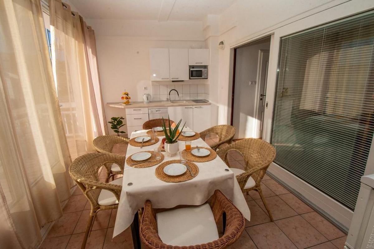 Three bedroom apartment with balcony and sea view Duće, Omiš  A-a