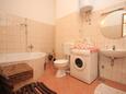 Bathroom Omiš, Bathroom in the apartment, (pet friendly) and WiFi.