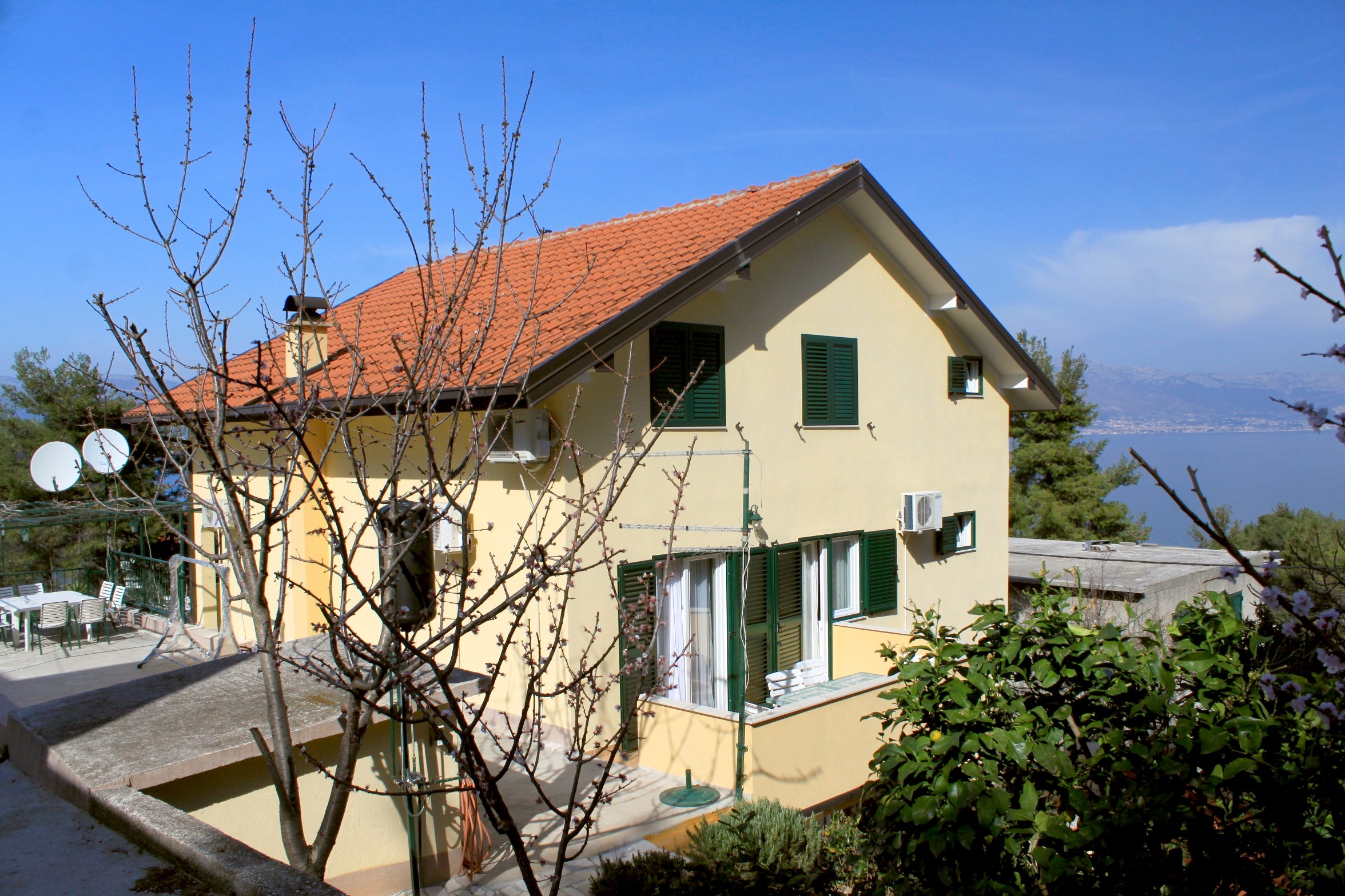 Trosobni apartman s terasom i pogledom na more Slatine, Čiovo  A-a