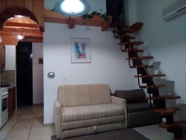 Ravni, Sala de estar in the apartment, air condition available y WiFi.