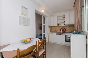Supetar, Dining room in the apartment, air condition available and WiFi.