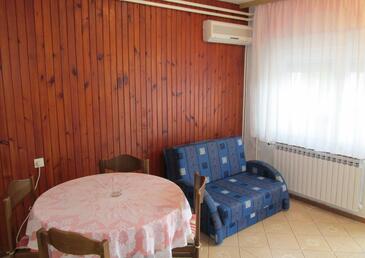 Pula, Eetkamer in the apartment, air condition available, (pet friendly) en WiFi.