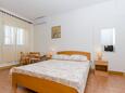 Ložnice Postira, Ložnice v ubytování typu studio-apartment, domácí mazlíčci povoleni a WiFi.