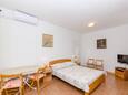 Jídelna Postira, Jídelna v ubytování typu studio-apartment, s klimatizací, domácí mazlíčci povoleni a WiFi.