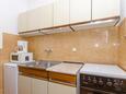 Kuchyně Postira, Kuchyně v ubytování typu studio-apartment, domácí mazlíčci povoleni a WiFi.