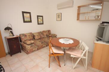 Rovinj, Comedor in the apartment, air condition available, (pet friendly) y WiFi.