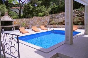 Seaside family friendly house with a swimming pool Puntinak, Brač - 767