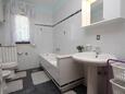 Salle de bain 1 Kršan - Vlašići, Salle de bain 1 dans l’hébergement en type house, animaux acceptés et WiFi.