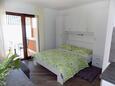 Mošćenice, Bedroom in the studio-apartment, (pet friendly) and WiFi.