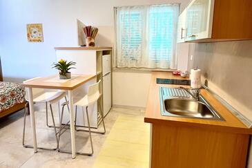 Medveja, Столовая в размещении типа studio-apartment, доступный кондиционер и WiFi.