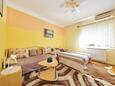 Bedroom Umag, Bedroom in the apartment, air condition available and WiFi.