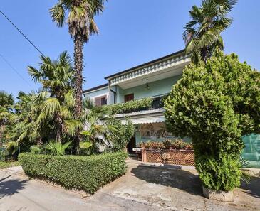 Property Umag, Umag, Property 7735 - Apartments with sandy beach.