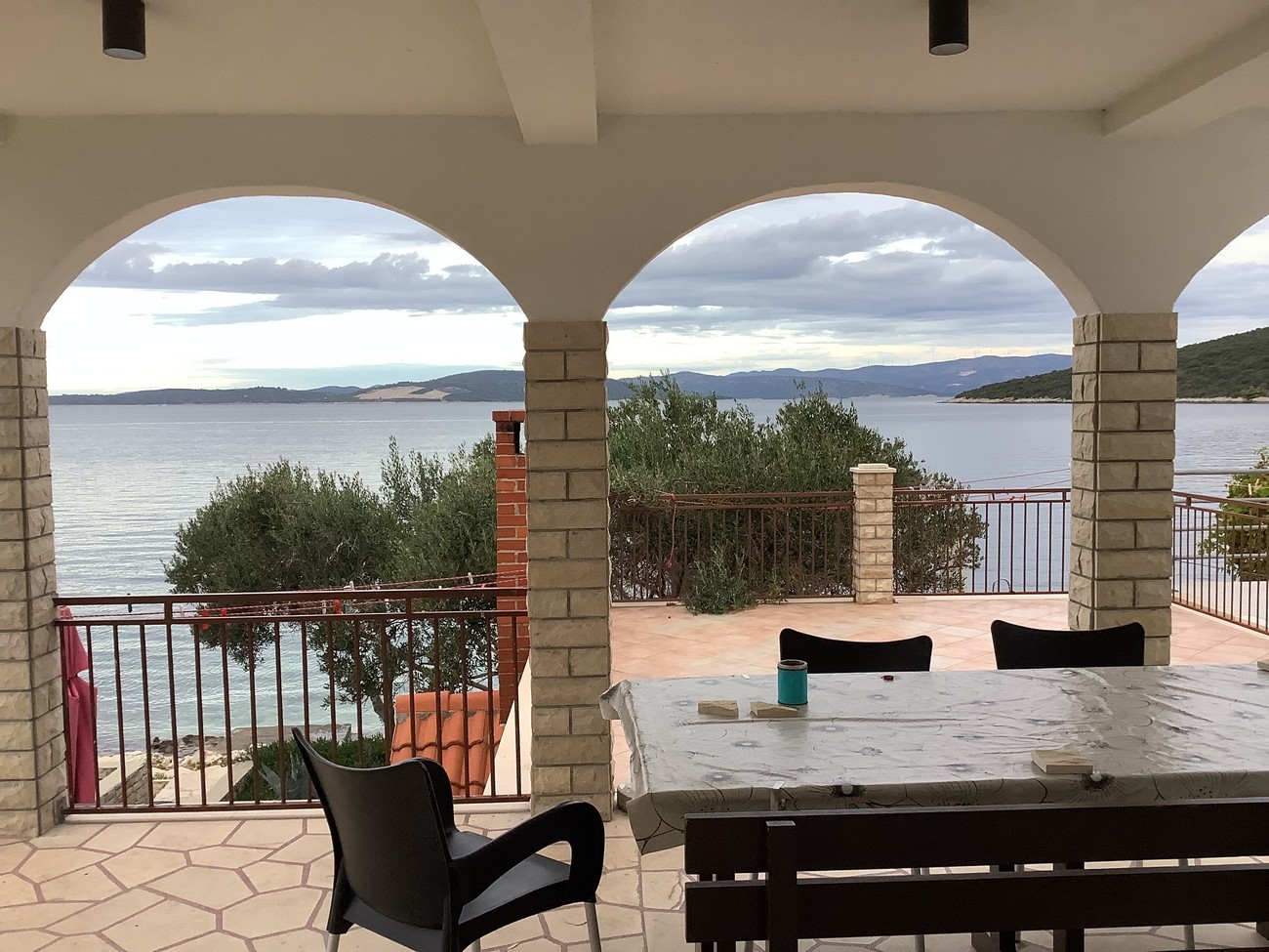 Two bedroom apartment near beach Maslinica (Šolta) (A-774-a)