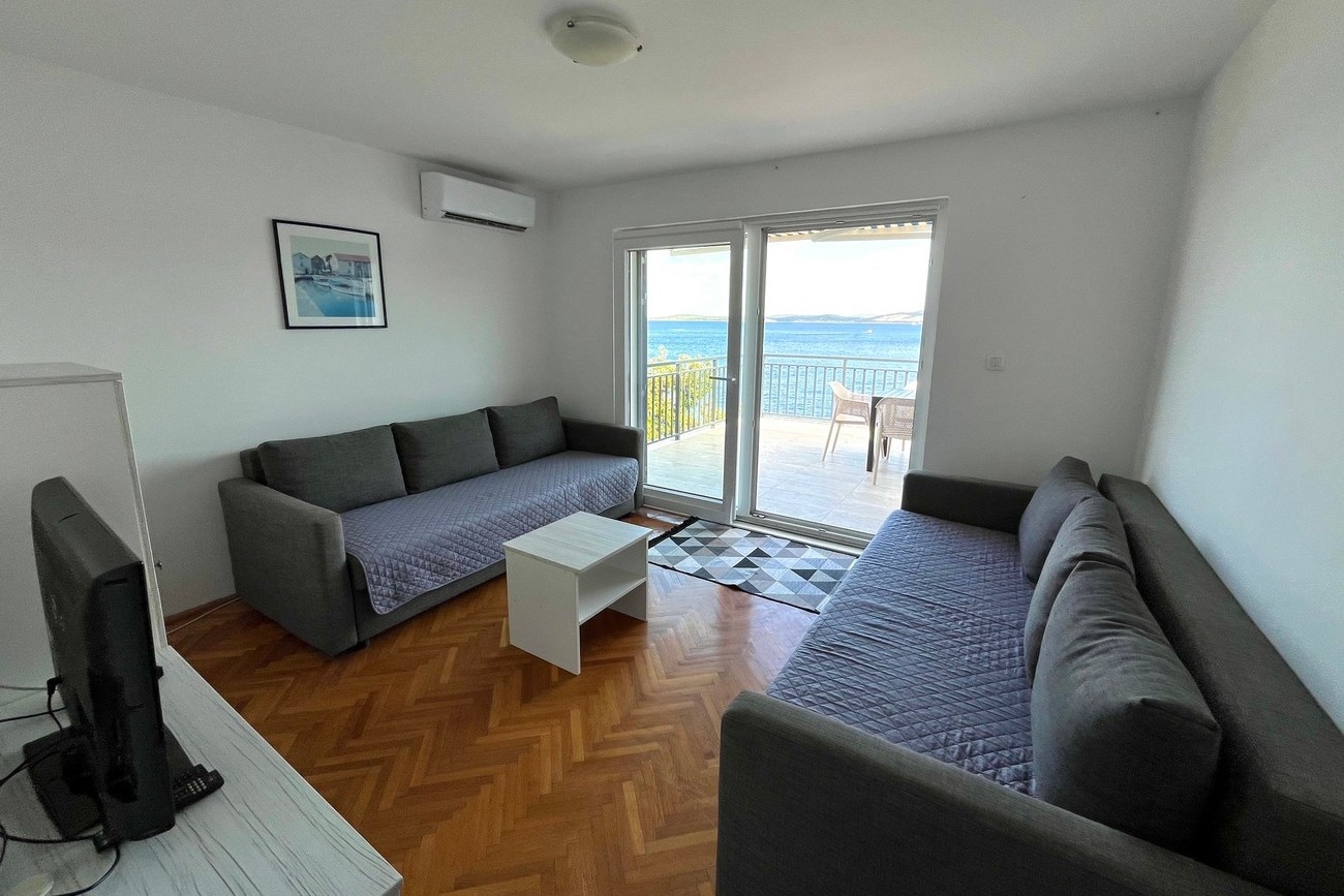 Two bedroom apartment near beach Maslinica (Šolta) (A-774-b)