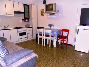 Mošćenička Draga, Comedor in the apartment, air condition available, (pet friendly) y WiFi.