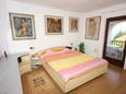 Oprič, Dormitorio in the apartment, air condition available y WiFi.