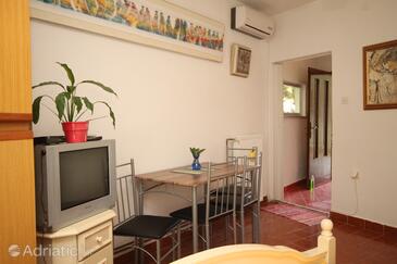 Oprič, Eetkamer in the studio-apartment, air condition available, (pet friendly) en WiFi.