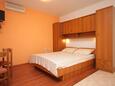 Ložnice Ičići, Ložnice v ubytování typu studio-apartment, s klimatizací, domácí mazlíčci povoleni a WiFi.