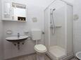 Koupelna Brseč, Koupelna v ubytování typu room, domácí mazlíčci povoleni a WiFi.