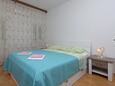 Ložnice Brseč, Ložnice v ubytování typu room, s klimatizací, domácí mazlíčci povoleni a WiFi.
