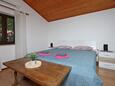 Ložnice Brseč, Ložnice v ubytování typu room, s klimatizací, domácí mazlíčci povoleni a WiFi.