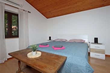 Spalnica Brseč, Spalnica v nastanitvi vrste room, dostopna klima, Hišni ljubljenčki dovoljeni in WiFi.