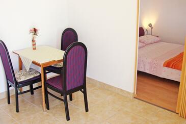 Dining room Ika, Dining room in the studio-apartment, dostupna klima i WIFI.