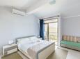 Spavaća soba Brseč, Spavaća soba u smještaju tipa studio-apartment, dostupna klima, kućni ljubimci dozvoljeni i WiFi.