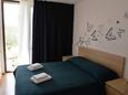 Cres, Bedroom in the apartment, (pet friendly) and WiFi.