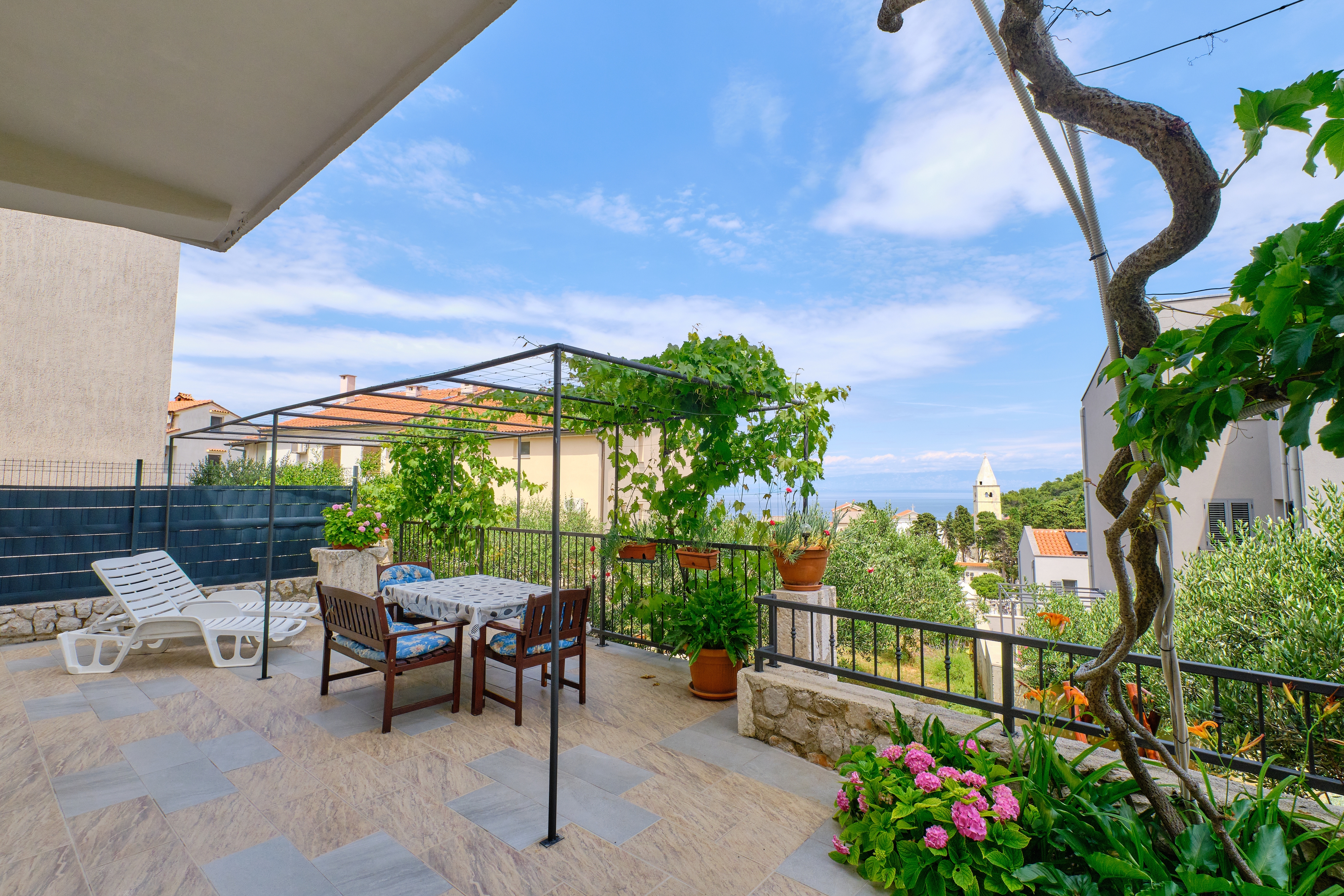 Two bedroom apartment with terrace and sea view Mali Lošinj, Lošinj  A-a