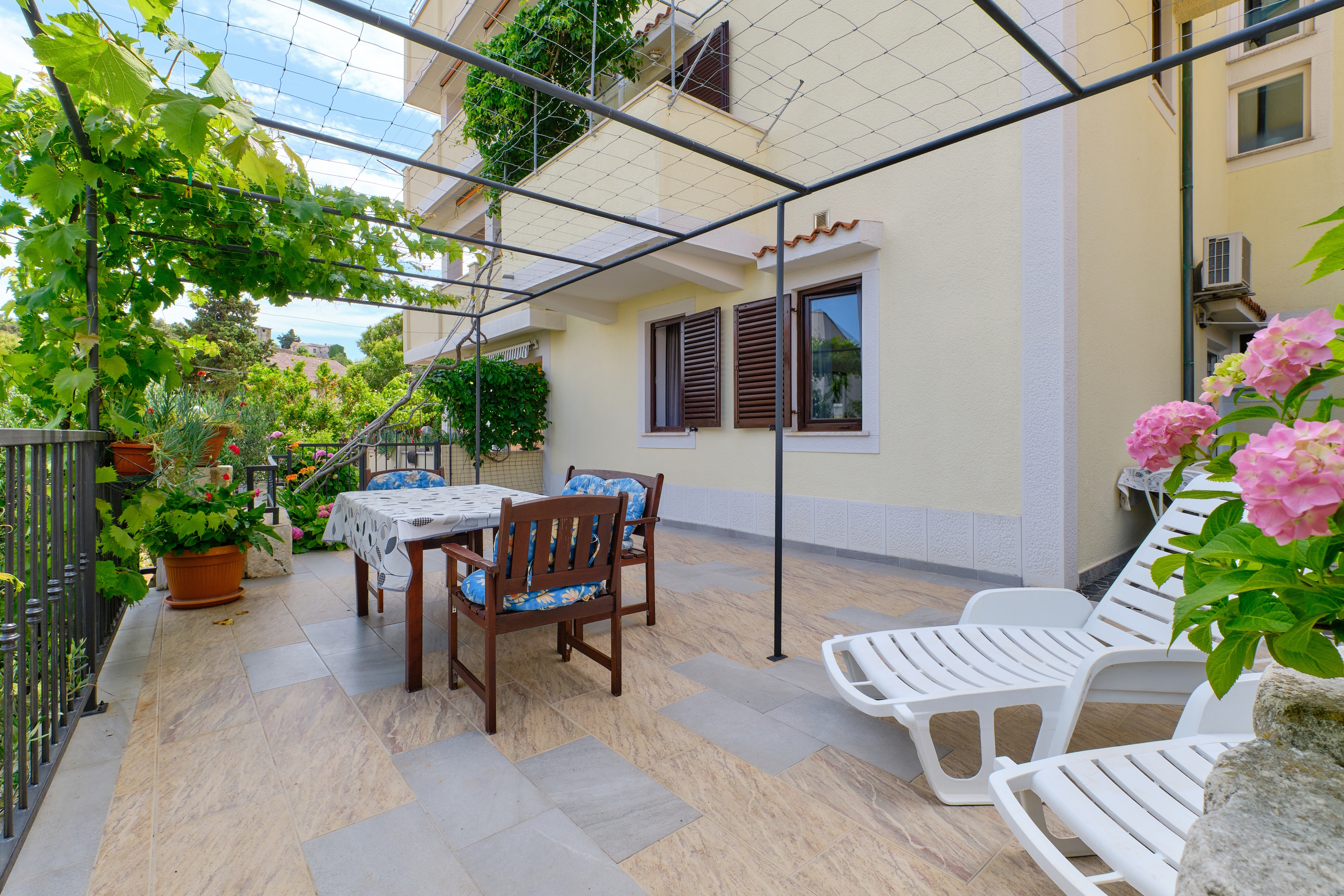 Two bedroom apartment with terrace and sea view Mali Lošinj, Lošinj (A-7879-a)