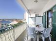 Jezera, Terrasse dans l’hébergement en type apartment, avec la vue sur la mer, animaux acceptés et WiFi.