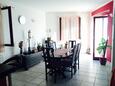 Salle à manger Jezera, Salle à manger dans l’hébergement en type apartment, animaux acceptés et WiFi.