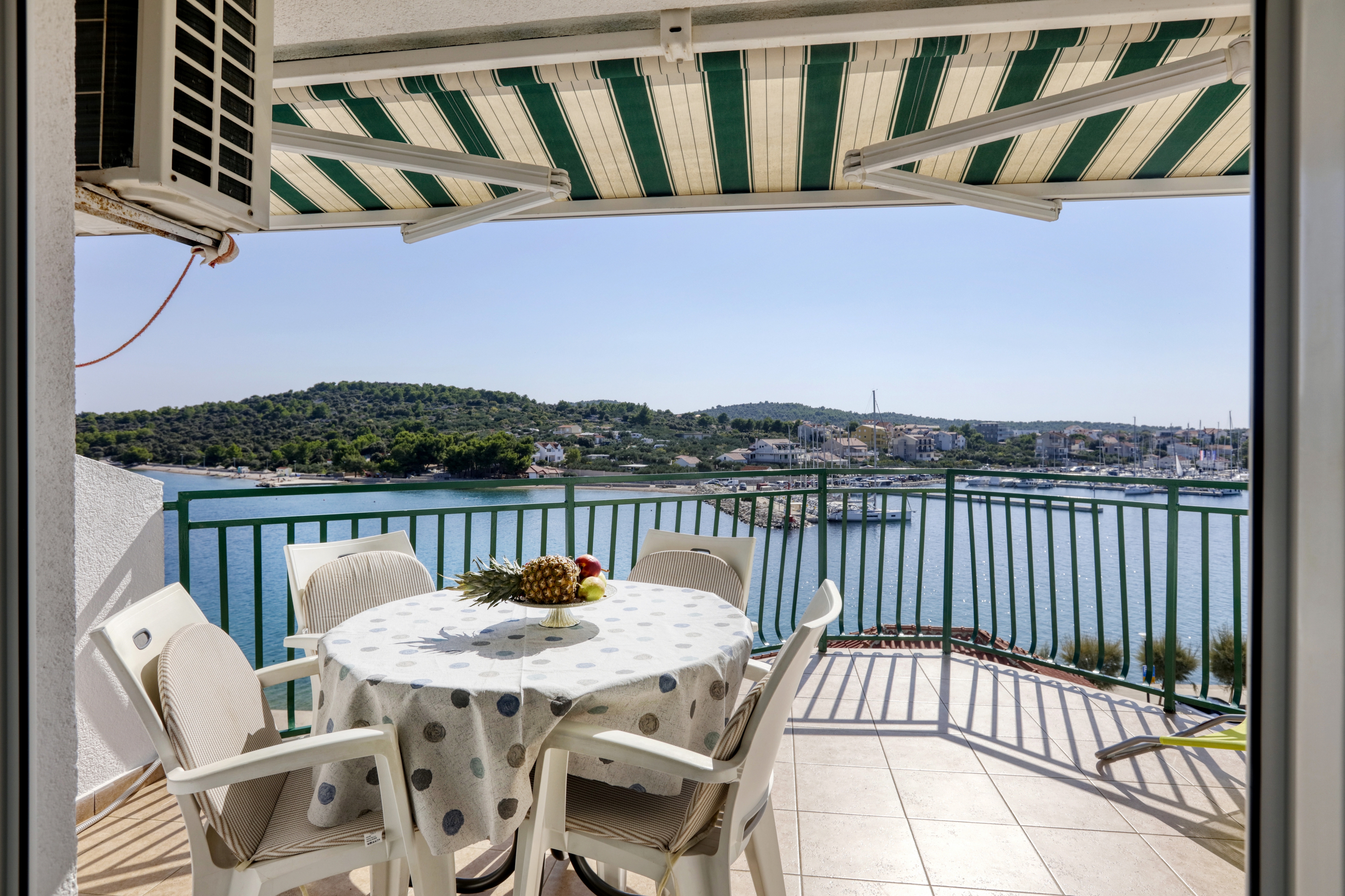 One bedroom apartment near beach Jezera, Murter  A-d