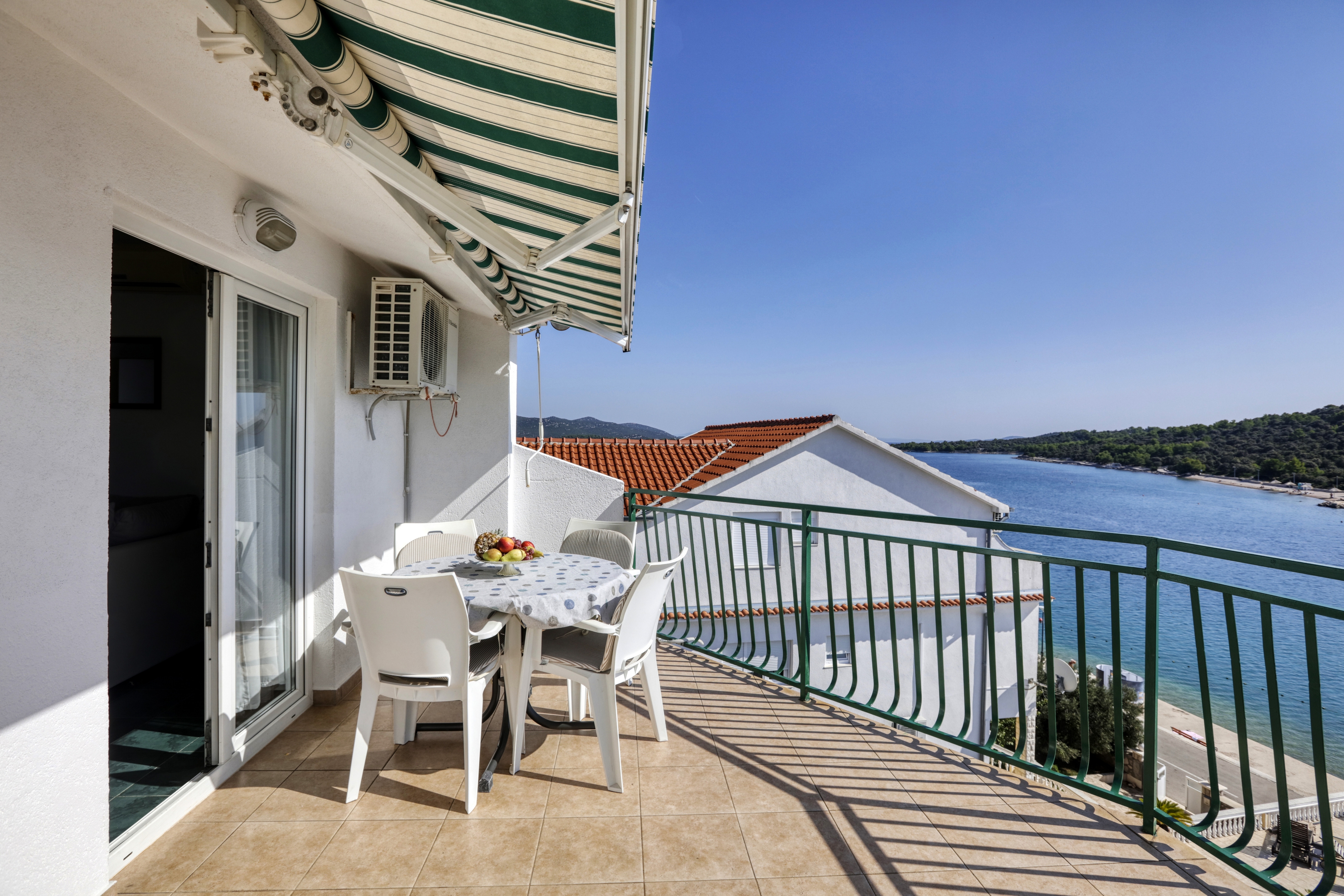 One bedroom apartment near beach Jezera, Murter  A-d