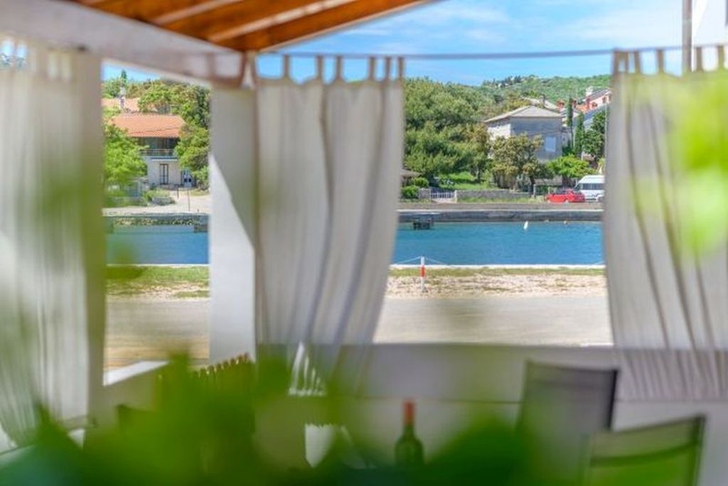 Two bedroom apartment near beach Nerezine, Lošinj  A-a