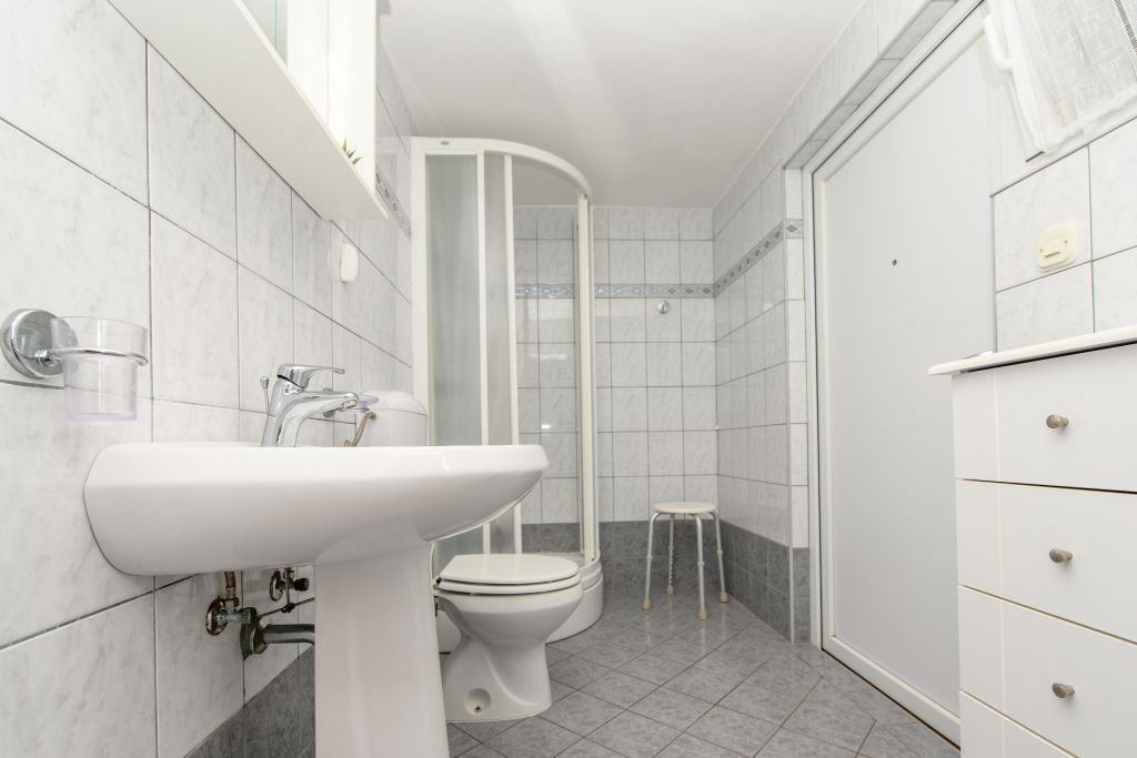 One bedroom apartment near beach Nerezine, Lošinj  A-b