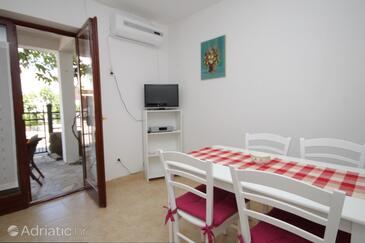 Dining room Mali Lošinj, Dining room in the apartment, dostupna klima, dopusteni kucni ljubimci i WIFI.