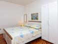 Jezera, Bedroom in the studio-apartment, air condition available and WiFi.