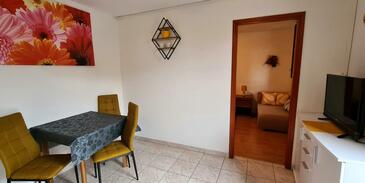 Cres, Dining room in the apartment, air condition available and WiFi.