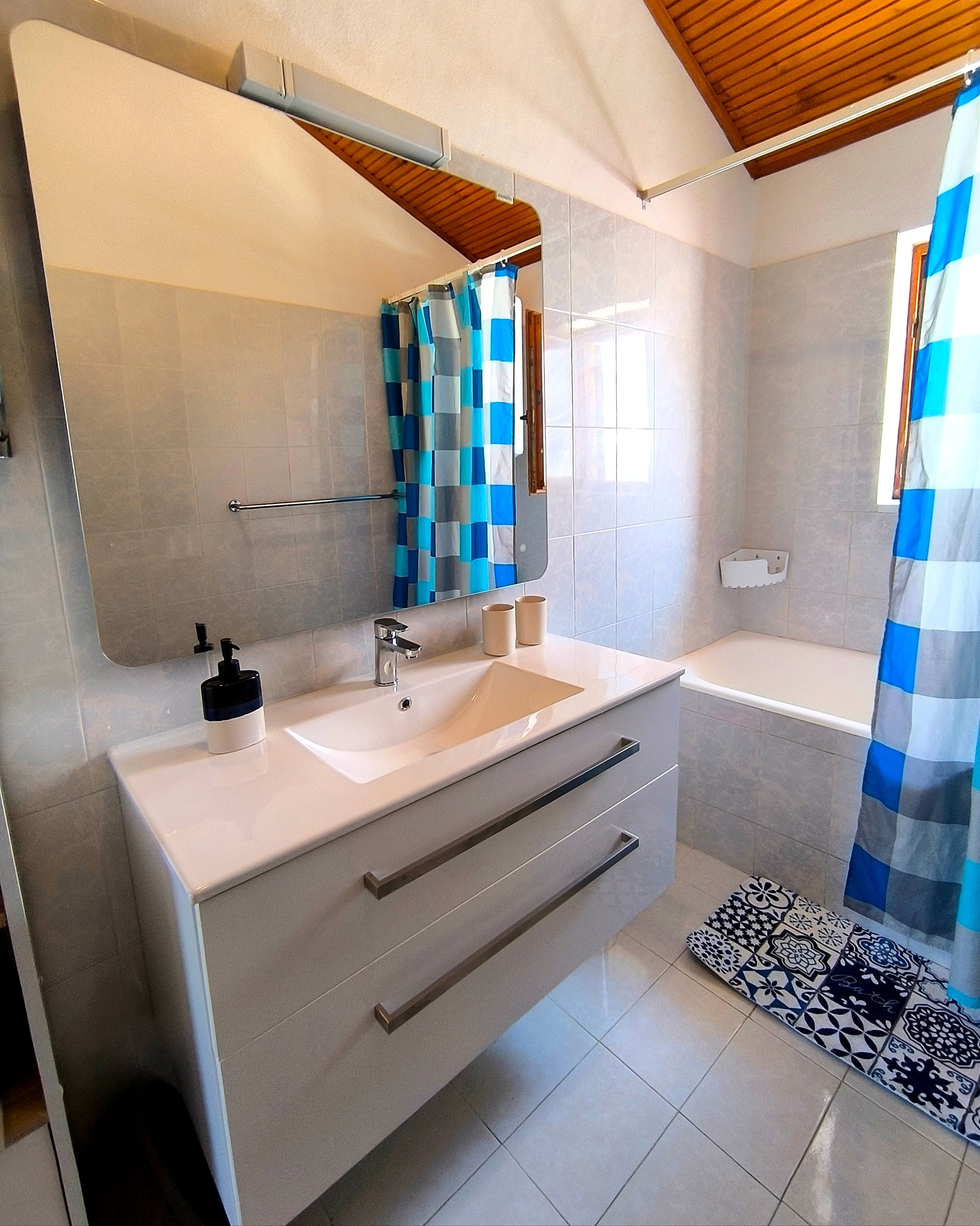 Three bedroom apartment with terrace and sea view Mali Lošinj, Lošinj  A-a