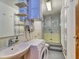 Nerezine, Bathroom in the studio-apartment, WiFi.