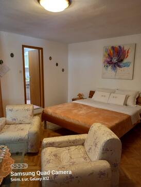 Bedroom Nerezine, Bedroom in the room, dopusteni kucni ljubimci i WIFI.